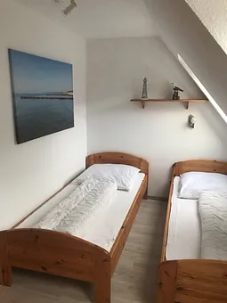 Schlafzimmer mit zwei Einzelbetten...