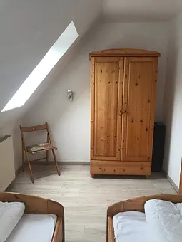 ...Kleiderschrank und Baby-Reisebett