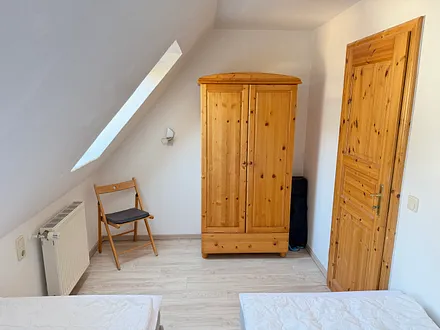 ...Kleiderschrank und Baby-Reisebett