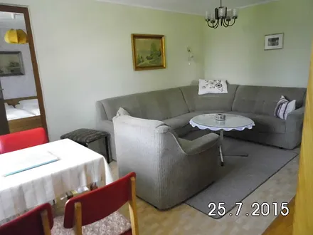 Wohnraum-Sitzecke(als Schlafcouch möglich)