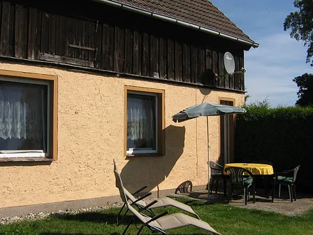 Terrasse und Grünfläche mit viel Platz zum Toben