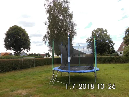 Trampolin und Fußballtor vorhanden