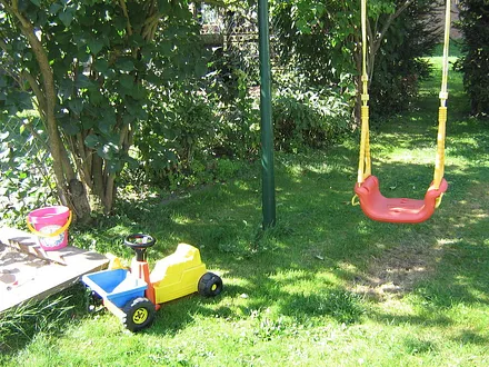 Schaukel für die Kleinen und viel Platz zum Toben