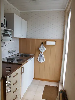 Küchenzeile mit Ausgangstür zur Terrasse