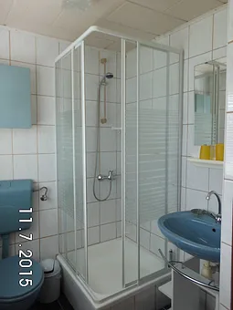 Bad mit Dusche und WC