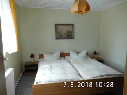 Ehebett im Schlafraum