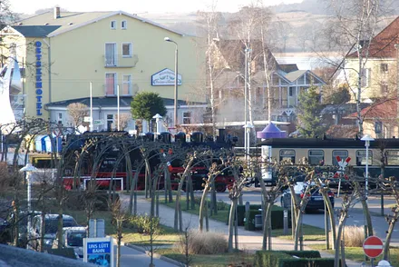 Vom Balkon auf den Rasenden Roland blicken