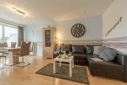 Wohnbereich mit Lederschlafcouch