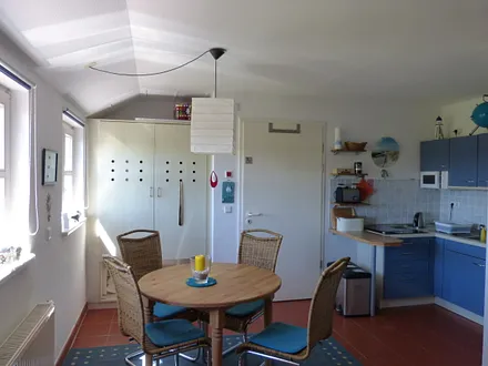 Blick in den Küchen- und Essbereich