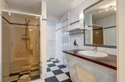 Bad mit Dusche, Waschbecken, Fön und WC