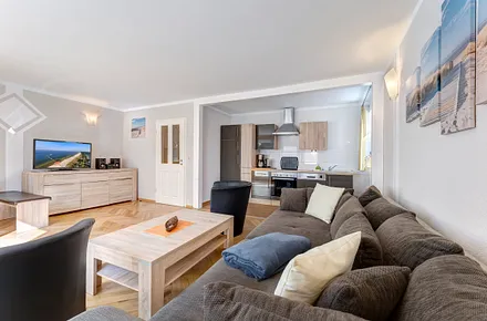 Wohnzimmer mit Couch, Flat-TV