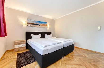 Bad mit Dusche/Wanne, WC und Doppelwaschbecken