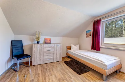 das Einzelbett im Schlafzimmer - Fliegenschutz vor den Fenstern