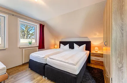 Schlafzimmer mit Doppel- und Einzelbett