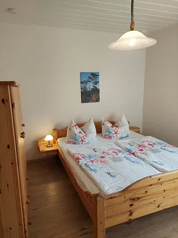 Schlafzimmer mit Doppelbett