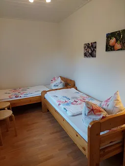 Schlafzimmer mit 2 Betten