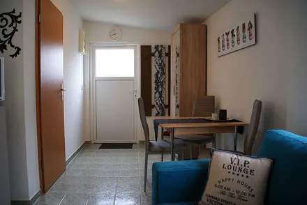 Blick von der Couch zur Eingangstür