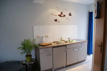 Pantryküche mit Kühlschrank und kleinem Gefrierfach