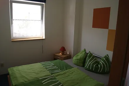 Schlafzimmer mit Doppelbett