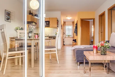 Blick von Terrasse Küche mit Esstisch für 4 Personen