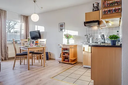 Küchenzeile mit Esstisch