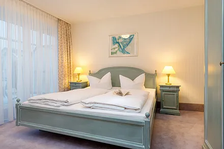 Hier im Bild das große Elternschlafzimmer mit Austritt zum Balkon. Die Wohnung kann mit max 4 Pers. + Kleinkind belegt werden. Ein Reisebettchen kann gemietet werden.