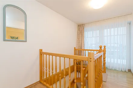 Die Fewo geht über 2 Etagen: Wohnzimmer und Elternschlafzimmer befinden sich im 4.OG, Küche, Bad und das kleinere Schlafzimmer befinden sich im 3.OG.