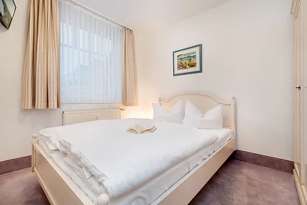 Im kleineren Schlafzimmer befindet sich ein Doppelbett (1,40m breit), ein Kleiderschrank und ein TV-Gerät.