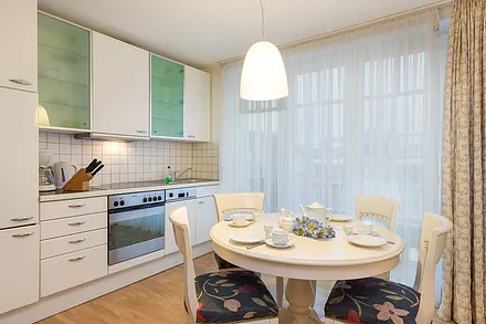 Die separate Küche hat einen Austritt zum Balkon.