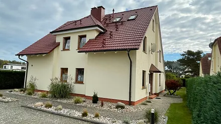 Parkplatz mit Hauseingang rechts