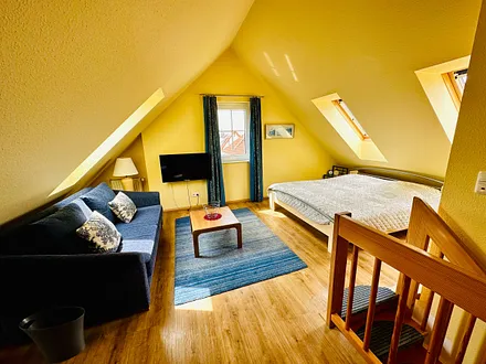 Dachgeschoss mit Doppelbett u. Schlafcouch