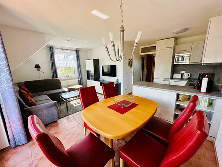 Wohnzimmer mit Küche und Essplatz