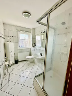 Badezimmer mit Dusche