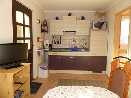 Gut ausgestattete Küchenzeile mit Mikrowellengrill