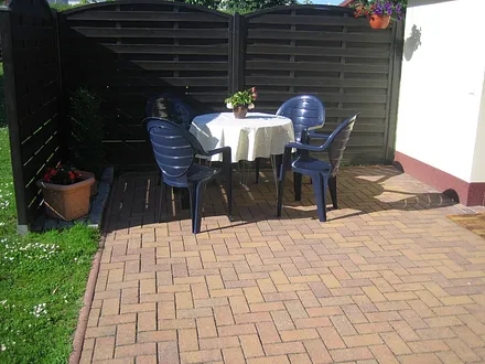 Großzügige Terrasse zum Entspannen in der Sonne