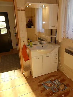 Waschtisch mit vielen Ablagemöglichkeiten