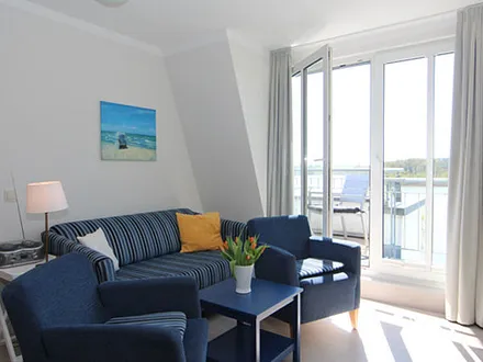 Wohnbereich mit kl. Balkon - Blick auf den Schloonsee