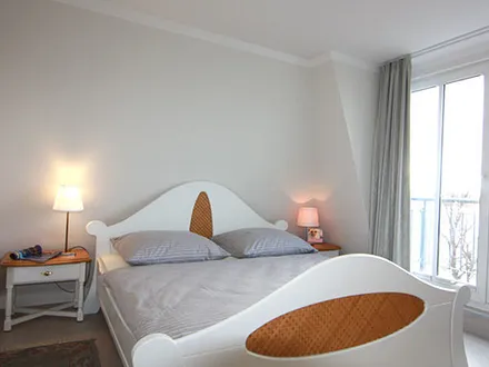 Schlafzimmer mit Zugang zum kl. Balkon