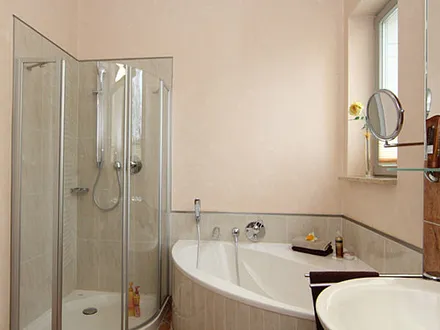 Bad mit Badewanne und Dusche
