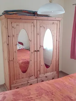 Erstes Schlafzimmer Kleiderschrank