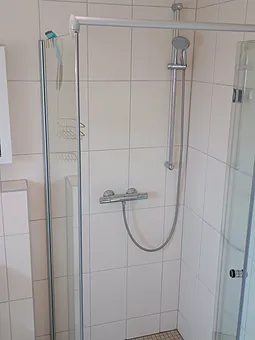 Ebenerdige Dusche und WC