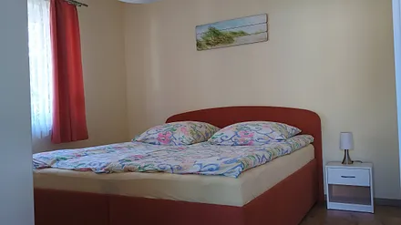 Erstes Schlafzimmer mit Doppelbett