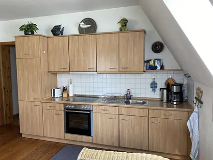 Küchenzeile mit Geschirrspüler und Gefrierfach im Kühlschrank