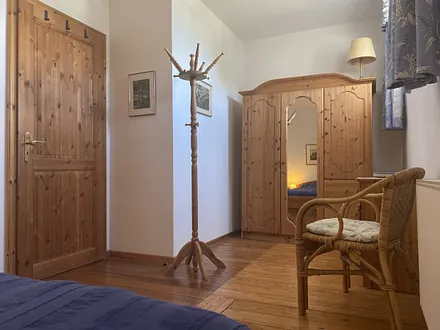 Hauptschlafzimmer mit großem Kleiderschrank