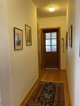 Flur zum Wohnzimmer und zur Loggia