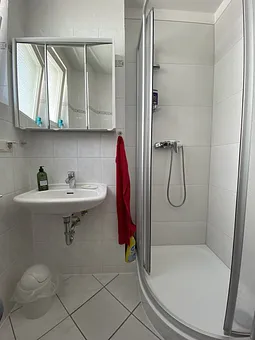 Badezimmer mit WC und großer Dusche