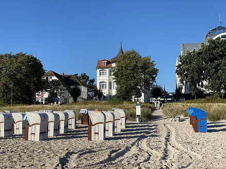 Blick vom Strand auf die Villa