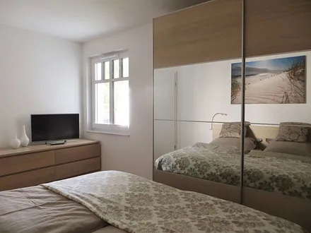 Schlafzimmer mit großem Schrank und TV