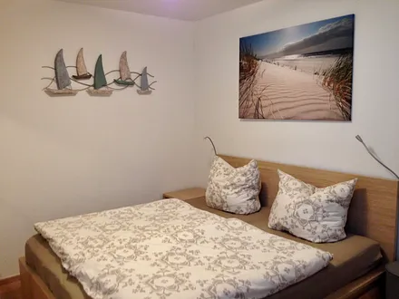 Schlafzimmer mit großem Doppelbett 