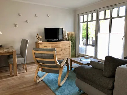 Wohnzimmer mit Naturholzmöbeln